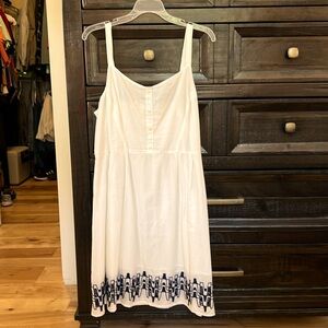 White lined dress with adjustable button straps and side hook and zip closure